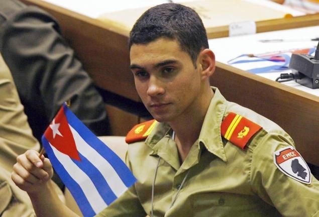ARCHIVO - Elián González sostiene una bandera cubana durante el congreso de la Unión de Jóvenes Comunistas en La Habana, Cuba, el 4 de abril de 2010.&nbsp;