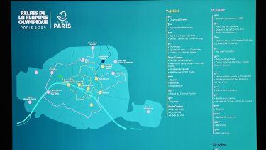 Un mapa que muestra la ruta de la antorcha olímpica a través de París se muestra durante la presentación del tramo parisino de la ruta del relevo de la antorcha olímpica de París 2024, en el Musée Carnavalet de París, el 3 de julio de 2023. El relevo de la antorcha olímpica de París 2024 cruzará París el 14 y 15 de julio de 2024 antes del inicio oficial de los Juegos Olímpicos de París 2024 el 26 de julio de 2024.