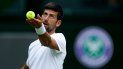 El serbio Novak Djokovic entrena en la Cancha Central previo a Wimbledon, en el All England Club de Londres, el jueves 23 de junio de 2022.