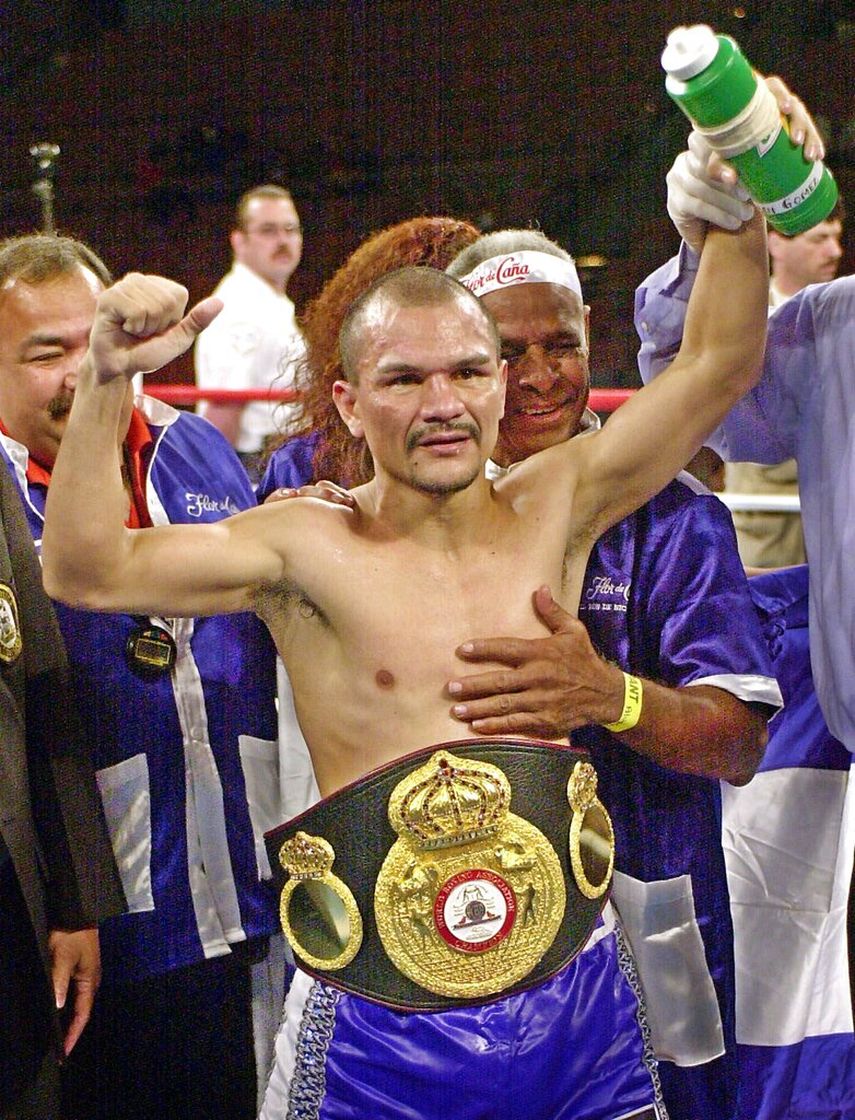 El nicarag&uuml;ense Rosendo &Aacute;lvarez celebra su victoria por decisi&oacute;n dividida en 12 asaltos sobre el colombiano Beibis Mendoza en pelea por el campeonato de peso ligero en Las Vegas.