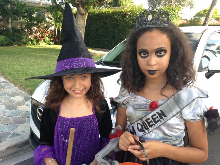 Niñas celebran Halloween.