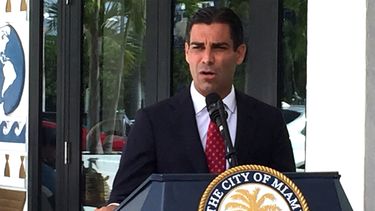 Alcalde de Miami, Francis Su&aacute;rez, habla a la prensa.