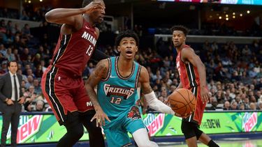 Ja Morant, base de los Grizzlies de Memphis, avanza ante Bam Adebayo, del Heat de Miami, en el encuentro del lunes 16 de diciembre de 2019