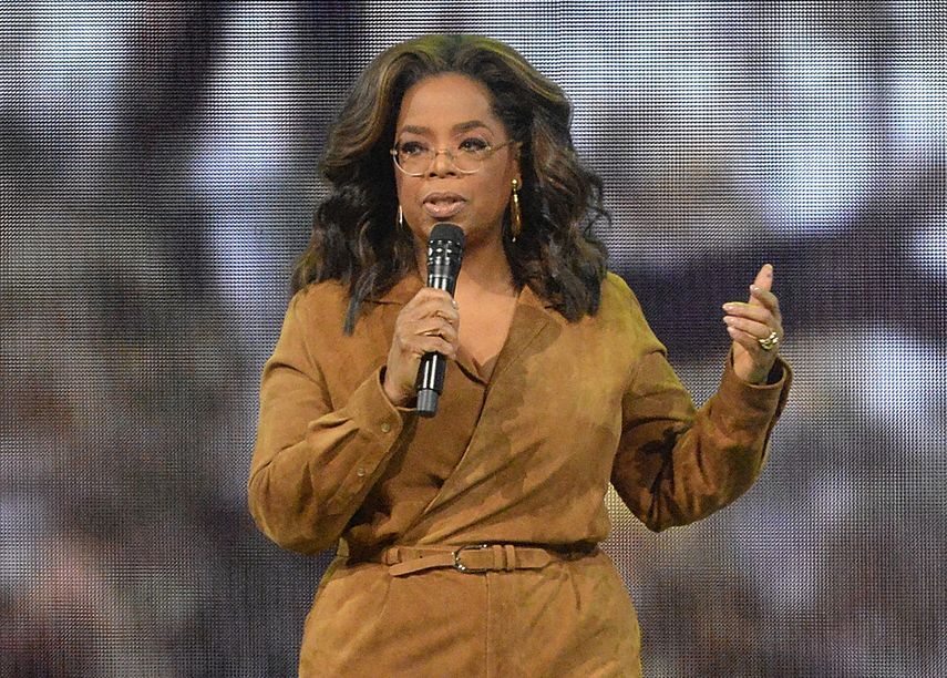En esta foto del 8 de febrero del 2020, Oprah Winfrey durante la parada de su gira Oprahs 2020 Vision: Your Life in Focus en Nueva York. Poets & Writers cancel&oacute; el martes 10 de marzo una gala por su 50mo aniversario cuyos invitados de honor inclu&iacute;an a Winfrey.