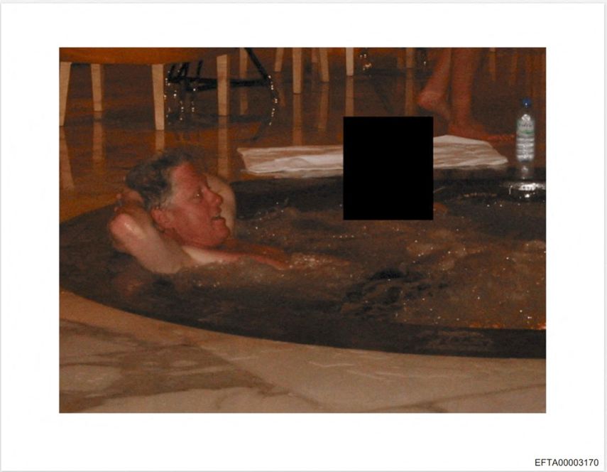 Esta foto, proporcionada por el Departamento de Justicia de EEUU el 19 de diciembre de 2025, muestra una imagen sin fecha del expresidente Bill Clinton en un jacuzzi en un lugar no revelado, mientras el Departamento de Justicia comenzaba a publicar los esperados registros de la investigación del caso políticamente explosivo del delincuente sexual convicto Jeffrey Epstein. 