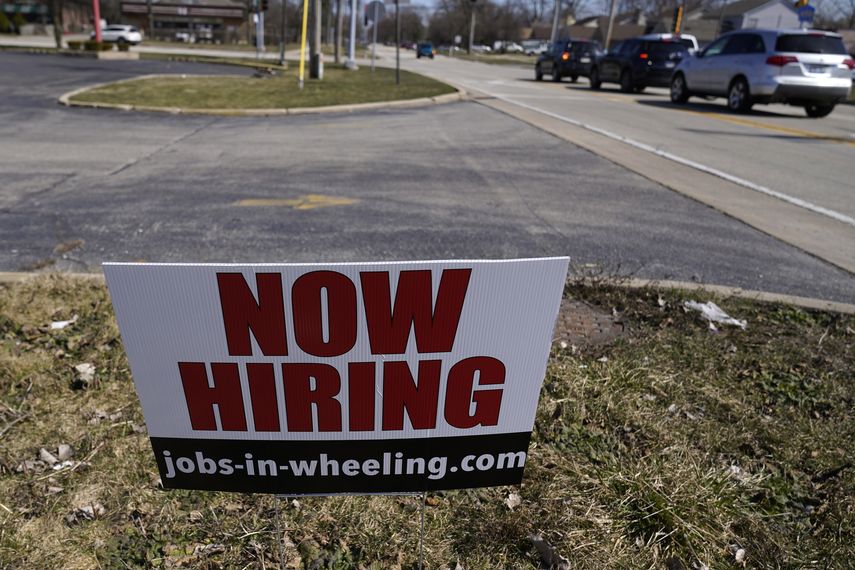 La foto muestra un cartel de se necesitan empleados en Wheeling, Illinois, EEUU, 21 de marzo de 2021. Con el aumento del empleo, están aumentando los salarios y beneficios. (AP Foto/Nam Y. Huh)