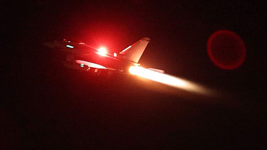 Un avión RAF Typhoon despegando de la RAF Akrotiri para unirse a la coalición liderada por Estados Unidos que lleva a cabo ataques aéreos contra objetivos militares en Yemen. Los ataques se produjeron después de semanas de ataques a barcos del mar Rojo por parte de fuerzas hutíes respaldadas por Irán que actúan en solidaridad con los terroristas de Hamás. 12 de enero de 2024.