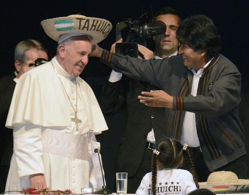 El representante máximo de la Iglesia Católica usa un sombrero típico de la cudad de Santa Cruz, mientras saluda al presidente Evo Morales. (EFE)