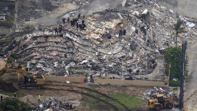 Imagen aérea del viernes 25 de junio de 2021 de rescatistas laborando entre los restos de un edificio en condominio que se derrumbó parcialmente, en Surfside, Florida.&nbsp;