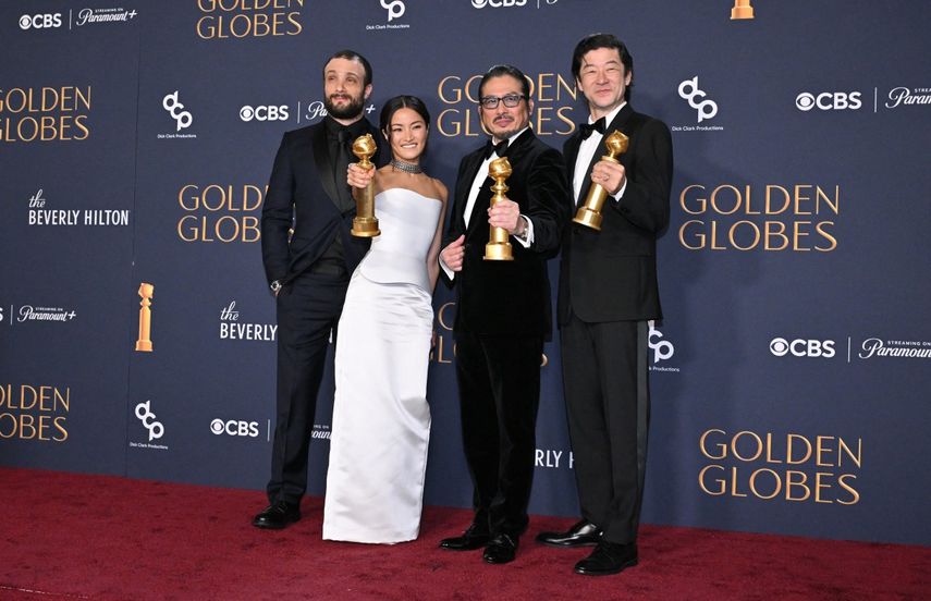 El actor japonés Tadanobu Asano, el actor japonés Hiroyuki Sanada, la actriz japonesa Anna Sawai y el actor británico Cosmo Jarvis posan en la sala de prensa con el premio a la Mejor Serie de Televisión - Drama Shogun durante la 82.a edición anual de los Premios Globo de Oro en el hotel Beverly Hilton en Beverly Hills, California, el 5 de enero de 2025.&nbsp;