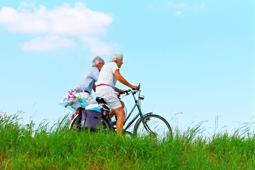 Una pareja de adultos mayores realizan recorrido en bicicleta como parte de su rutina de ejercicios.&nbsp;