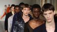 Modelos presentan creaciones para el desfile Primavera-Verano 2024 de Dries Van Noten Menswear como parte de la Semana de la Moda de París en París, el 22 de junio de 2023.