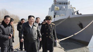 En esta imagen sin fecha, distribuida el 2 de febrero de 2024 por el gobierno de Corea del Norte, el líder del país, Kim Jong Un (centro), visita un puerto en Nampho, Corea del Norte. 