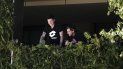 Dominic Thiem (derecha) aparece acompañado por un hombre no identificado en el balcón de su residencia en Adelaida, Australia, el martes 19 de enero de 2021. Dominic Thiem (derecha) aparece acompañado por un hombre no identificado en el balcón de su residencia en Adelaida, Australia, el martes 19 de enero de 2021.