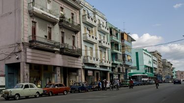 Fotografía del 19 de septiembre de 2019 de varios vehículos en una calle de La Habana, Cuba.
