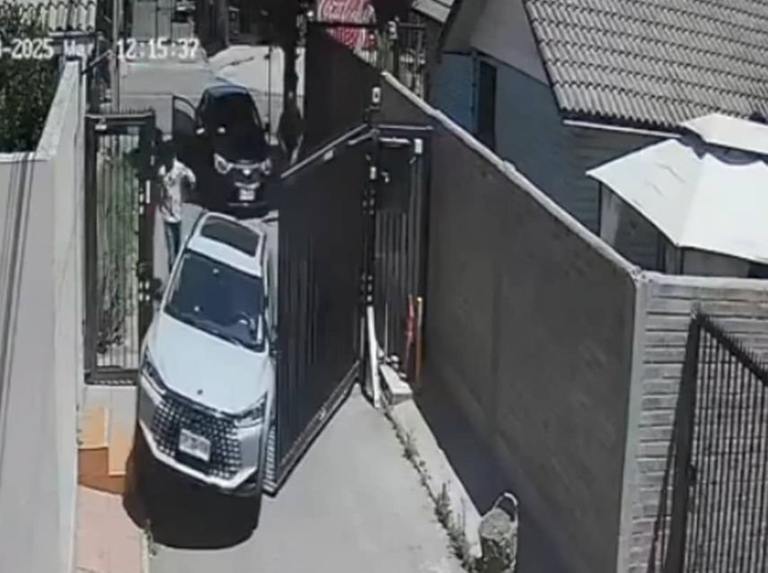 Alexander Maita, coordinador del Comando con Venezuela en Chile, fue interceptado por hombres armados cuando llegaba a su casa en Santiago este martes 18 de noviembre