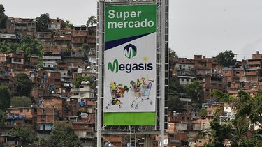 Un letrero que promueve el primer supermercado iran&iacute; en Latinoam&eacute;rica se yergue el mi&eacute;rcoles 29 de julio de 2020 cerca de un vecindario pobre en Caracas, Venezuela.&nbsp; &nbsp;