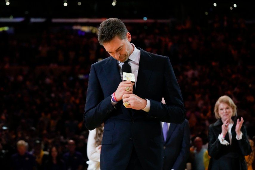 El exjugador de los Lakers de Los Ángeles, Pau Gasol, se emociona durante la ceremonia de retirada de su camiseta, en el descanso del juego de la NBA contra los Grizzlies de Memphis, otro de sus exequipos, el 7 de marzo de 2023. El exjugador de los Lakers de Los Ángeles, Pau Gasol, se emociona durante la ceremonia de retirada de su camiseta, en el descanso del juego de la NBA contra los Grizzlies de Memphis, otro de sus exequipos, el 7 de marzo de 2023.