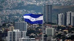 La bandera nacional de Honduras ondea en Tegucigalpa, la capital del país.