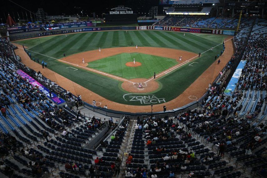 La imagen muestra una vista general del Estadio Monumental Simón Bolívar en Caracas, Venezuela.