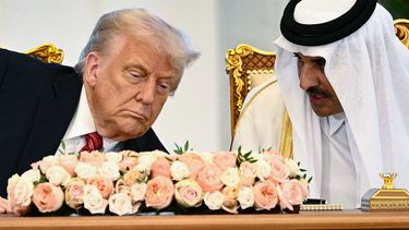 El presidente de Estados Unidos Donald J. Trump habla con el Emir de Qatar Sheikh Tamim bin Hamad al-Thani.