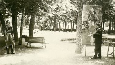 Sorolla pintando en la granja la obra Retrato del Rey Alfonso XIII con uniforme de húsares. El Palacio Real de Madrid acogerá la exposición inmersiva Sorolla a través de la luz.