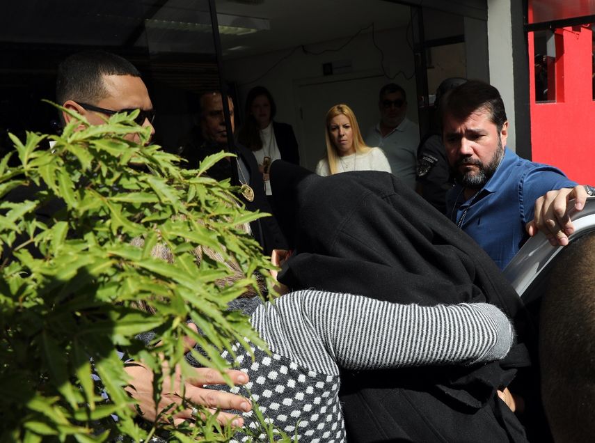 La modelo brasileña Najila Trindade (cubierta con una chaqueta negra), llega al Departamento de Policía de Sao Paulo para declarar sobre su acusación de violación contra Neymar.