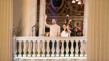 El presidente de El Salvador, Nayib Bukele junto a su esposa Gabriela, saluda a sus simpatizantes tras conocer su victoria, en el Palacio Nacional.