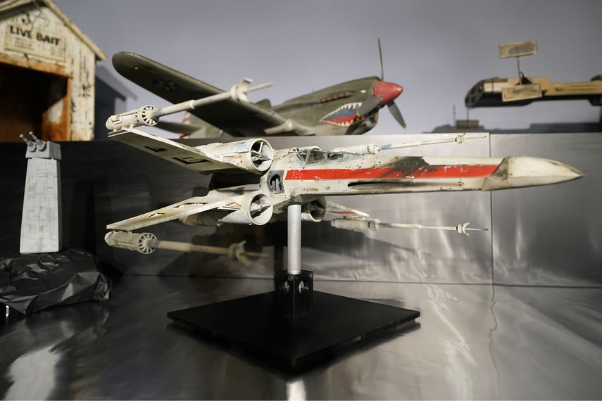 Un modelo en miniatura llamado Red Leader, una nave X-wing Starfighter de la película de 1977 “Star Wars: Episode IV — A New Hope, se exhibe en Heritage Auctions, el 30 de agosto de 2023, en Irving, Texas.