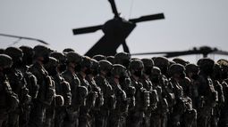 Soldados estadounidenses en formación durante una visita del secretario general de la OTAN, Jens Stoltenberg, a la base aérea Mihail Kogalniceanu, cerca de la ciudad portuaria de Constanta, en el Mar Negro, al este de Rumanía, el 11 de febrero de 2022.&nbsp; &nbsp;