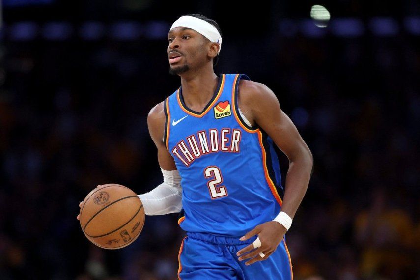 Shai Gilgeous-Alexander #2 de los Oklahoma City Thunder dribla el balón contra Los Angeles Lakers en el cuarto partido de la segunda ronda de los playoffs de la Conferencia Oeste de la NBA en el Crypto.com Arena