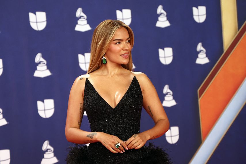 La cantante colombiana Karol G robó miradas con uno de los atuendos más frescos de la noche, posicionándose como una de las mejores vestidas.