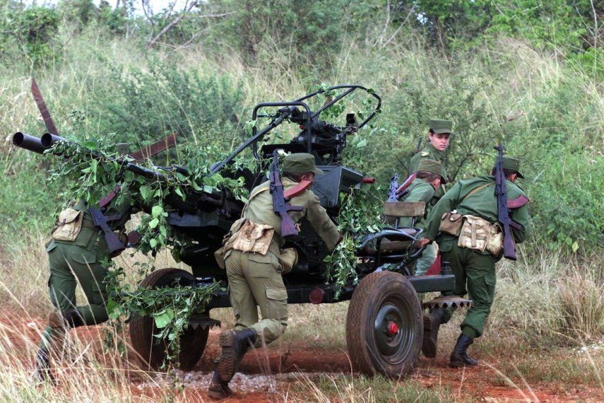 &nbsp;Un grupo de soldados&nbsp;cubanos&nbsp;traslada una pieza de artillería durante las maniobras&nbsp;militares.&nbsp;
