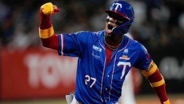 Ronald Acuna Jr., de los Tiburones de La Guaira, festeja luego de batear un jonrón ante los Leones del Caracas en un juego de la liga venezolana, el martes 24 de enero de 2023.