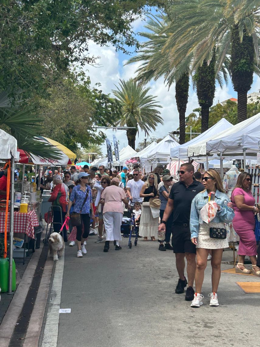 El tradicional Carnaval on the Mile continúa este domingo atrayendo a cientos de visitantes en Coral Gables.