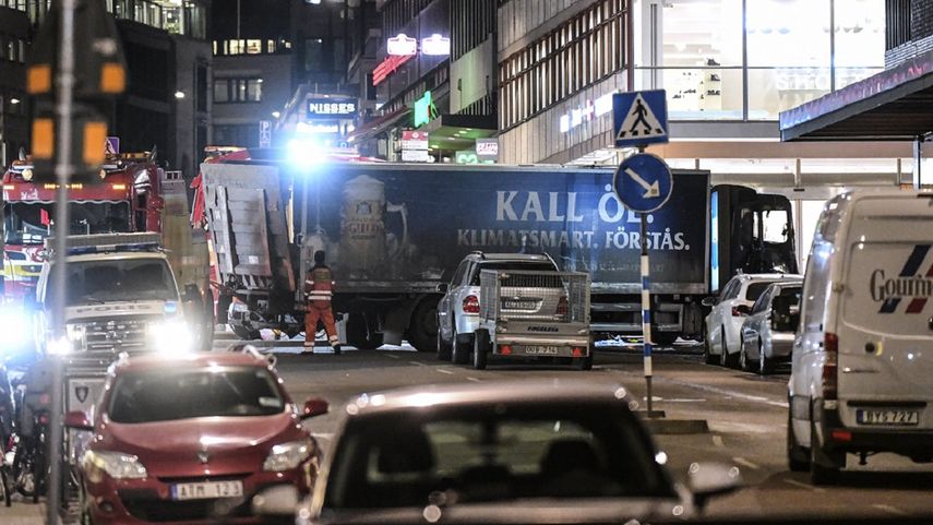 Vista del camión con el que se perpetró el atentado de este viernes en Estocolmo, Suecia, antes de ser retirado del lugar.