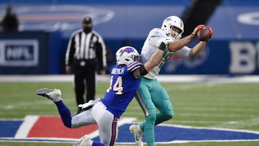 El ala cerrada de los Miami Dolphins Mike Gesicki (88) atrapa al apoyador interno Tyler Matakevich (44) de los Buffalo Bills en la segunda mitad de un juego de fútbol americano de la NFL, el domingo 3 de enero de 2021 en Orchard Park, Nueva York&nbsp;