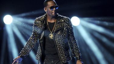 R. Kelly durante su actuación en los Premios BET en Los Ángeles el 30 de junio de 2013.