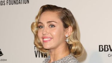 En esta fotografía de archivo del 4 de marzo de 2018, Miley Cyrus llega a la fiesta de visualización de los Óscar de la Fundación Elton John AIDS 2018 en West Hollywood, California.