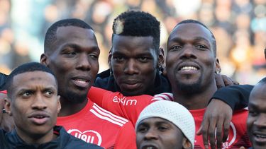 El francés Paul Pogba junto a sus hermanos durante una presentación en el Manchester United en 2019
