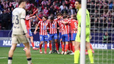 Jugadores del Atlético de Madrid celebran el gol del argentino Julián Álvarez ante el Osasuna, el 12 de enero de 2025.