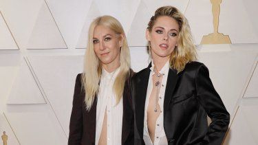 Dylan Meyer y Kristen Stewart asisten a la 94ª Entrega Anual de los Premios de la Academia en Hollywood y Highland el 27 de marzo de 2022 en Hollywood, California.   