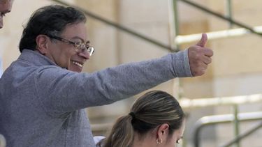 El presidente de Colombia, Gustavo Petro suspende órdenes de captura y extradición contra Ejército de Liberación Nacional