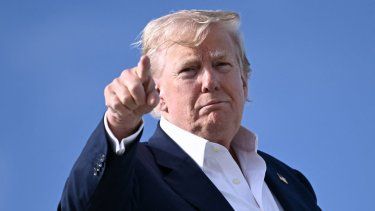 El presidente Donald Trump señala mientras aborda el Air Force One en RAF Lossiemouth, en el noreste de Escocia, el 29 de julio de 2025, al final de su viaje a Escocia.