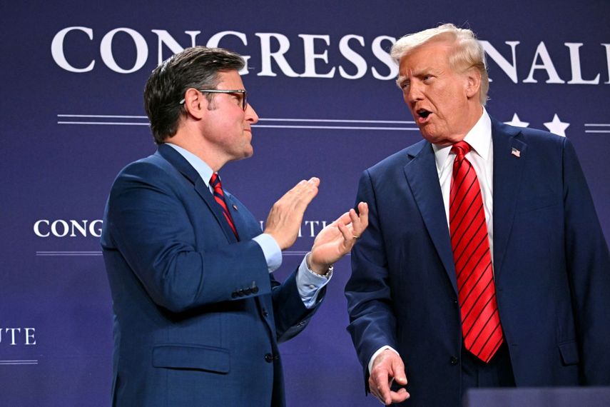 El líder de la Cámara de Representantes Mike Johnson junto al presidente de Estados Unidos, Donald J. Trump.