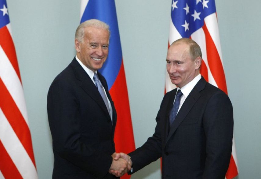 En esta fotografía del 10 de marzo de 2011, el vicepresidente de Estados Unidos, Joe Biden, (izquierda) estrecha la mano del mandatario ruso Vladimir Putin, en Moscú