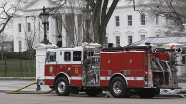 auto se estrella contra la casa blanca, el conductor muere en el lugar