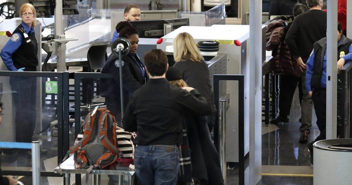 Autodeportación de inmigrantes irregulares, una estrategia de “doble filo” para la administración Trump