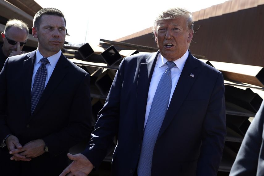 El presidente Donald Trump habla con la prensa mientras recorre el muro en la frontera con México, en Otay Mesa, California, junto con el secretario de Seguridad Nacional interino Kevin McAleenan.