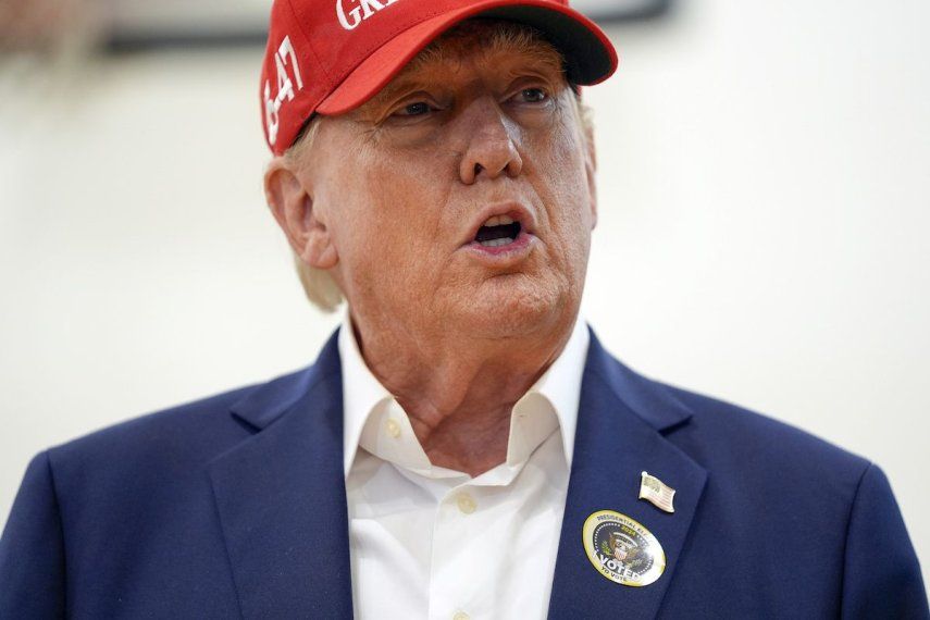 El candidato republicano, Donald Trump, expresidente de los EEUU, se dirige a los presentes tras emitir su voto en el Morton and Barbara Mandel Recreation Center, en West Palm Beach, Florida, el 5 de noviembre de 2024.